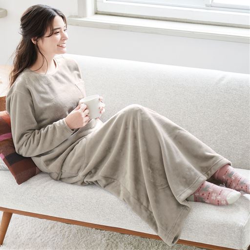 ベージュグレー スカート 着用例<br>(プルオーバー:NH-1219)