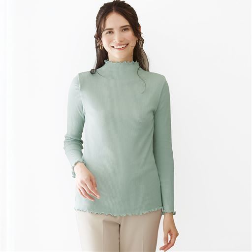 コットン&ウールの天然素材100%。素肌がほっとするやさしいぬくもり。1枚でも、重ね着でもOK、使い勝手のいいボトルネック10分袖 アイスグリーン着用例