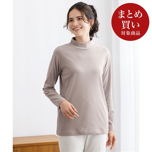 やわらかな肌ざわりが心地いい、マシュマロみたいなフリースハイネックTシャツ。<br>グレージュ 着用例