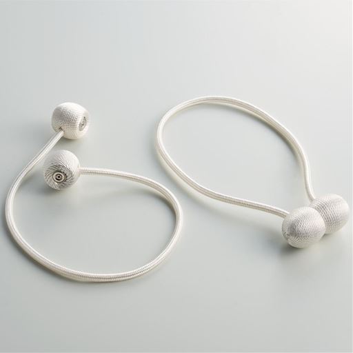 付属のマグネット式タッセルで、カチッと簡単に束ねられます。<br>やや光沢感のあるタッセルです。2本付き