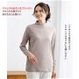 ハイネックで首もとスッキリ。レイヤードスタイルにも使いやすい、あったかTシャツ。<br>グレージュ 着用例
