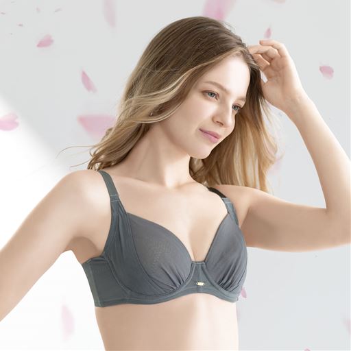 バストをキュッと内向きメイク!軽い着心地のシンプルなスレンダーフィット&reg;ブラ<br>シャドーグレー着用例
