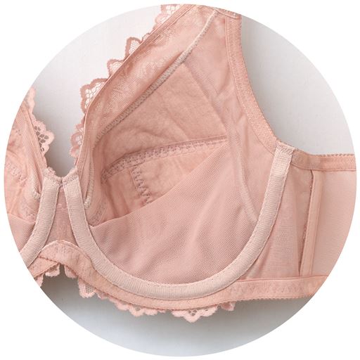 3枚接ぎカップで丸みのあるきれいなバストに仕上げます。さらにカップ裏のパネルで下カップもすっきり。