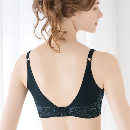 広い面でカバーして背中すっきり。<br>ブラック着用例