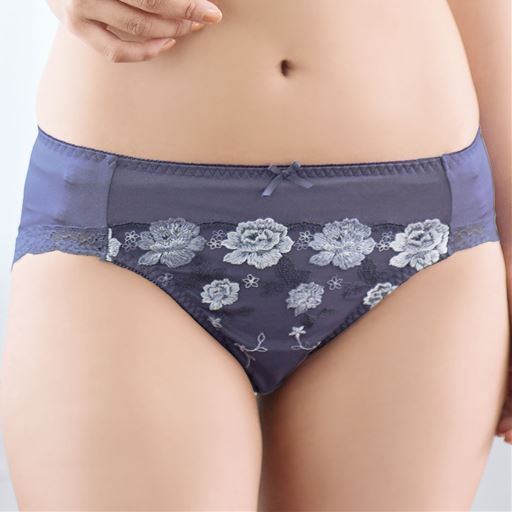 お花柄レースが大人可愛い♪ブラとのコーディネートが楽しめる快適ショーツ グレイッシュパープル着用例