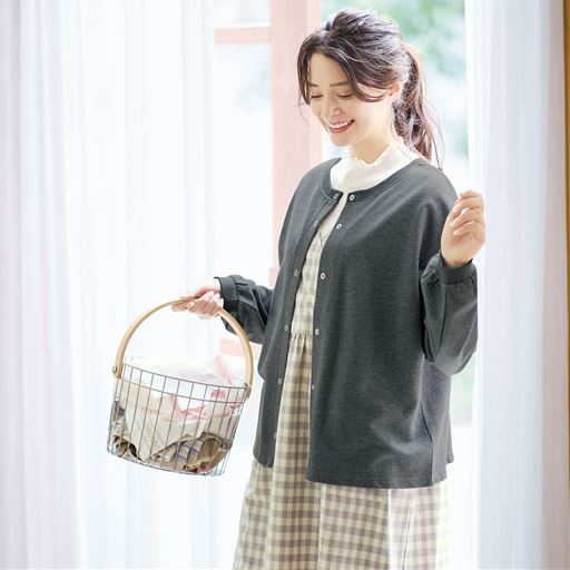 チャコールグレー 着用例<br>(エプロンチュニック:NH-1227)