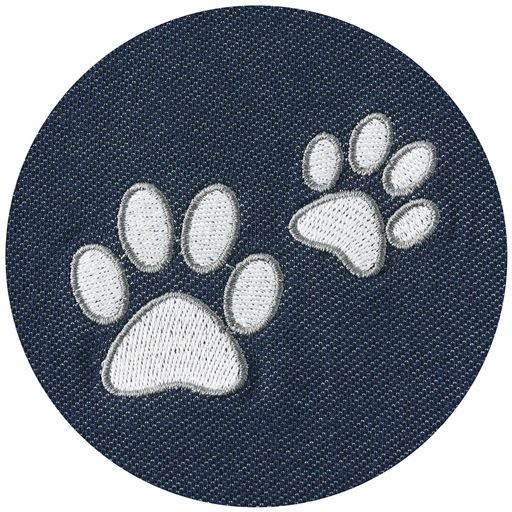 胸元に刺しゅう入り