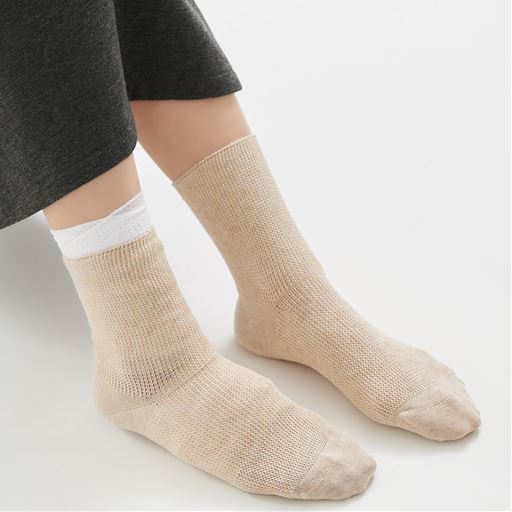 包帯やサポーターの上からも履けるゆったり感です