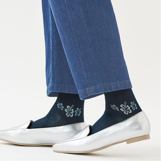 いつもの靴下感覚でお出かけできます。ダークネイビーコーディネート例