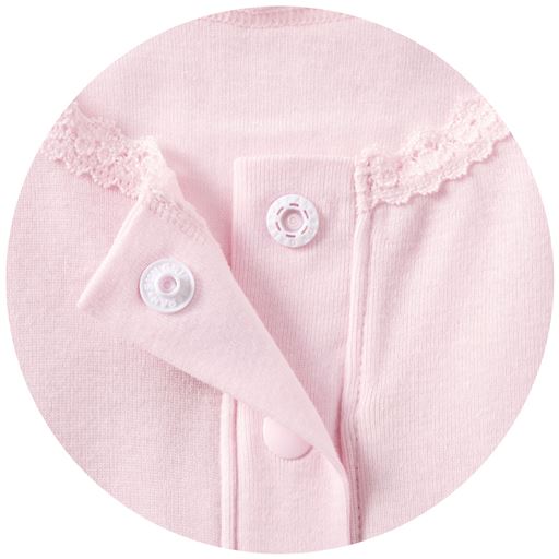 脱ぎ着がしやすい前開きタイプ 前ボタンで全開できるから、脱ぎ着がラク。着けはずしがしやすいスナップボタン仕様。