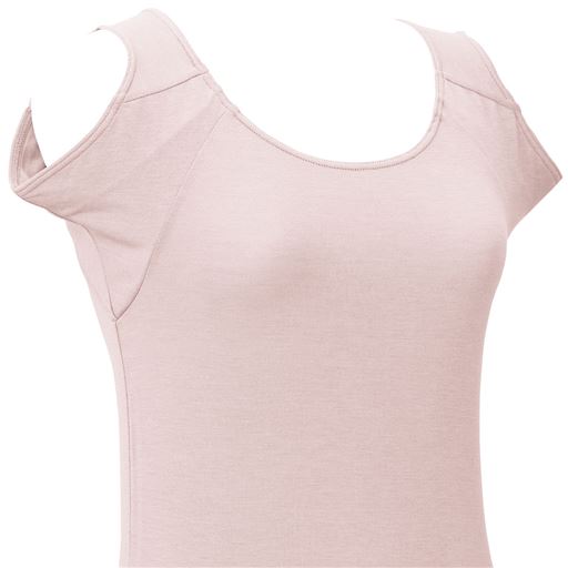 前汗をキャッチ! 立体設計で、脇まわりにぴったりフィットし、汗をかきやすく目立ちやすい前脇部分の汗も逃しにくい。 ※汗取りパッドの特性上、脇まわりはフィット感のある着用感です。(写真の商品は、同機能のノースリープタイプ品番:UE-1678です。このカラーの販売はありません。)