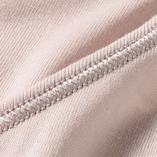 光沢感のあるブライト糸で飾った高級感のある縫製。