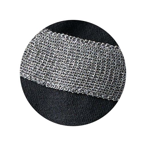 ブラックのみ身生地に馴染む深めのラメ色です。