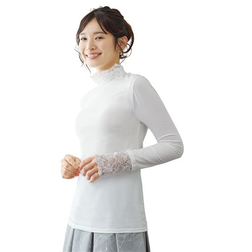 ネックは優美なレースの2枚重ね。袖口には少しフレアさせた長めレースで、落ち着いた華やかさを演出する、レースデザイン長袖インナーTシャツ。<br>オフホワイト着用例(※この商品は、重ね着した際にアウターのシルエットをくずさないよう、フィットした着用感になっています。)