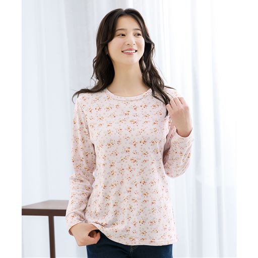 着回しがきく!綿100%素材で、程よい開きのクルーネック長袖Tシャツ。<br>プリントB(ピンク系)着用例