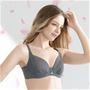 バストをキュッと内向きメイク!軽い着心地のシンプルなスレンダーフィット&reg;ブラ<br>シャドーグレー着用例