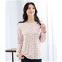 着回しがきく!綿100%素材で、程よい開きのクルーネック長袖Tシャツ。<br>プリントB(ピンク系)着用例