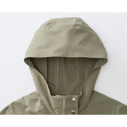 頭部や首元を風からガードする深めのフード&衿高設計