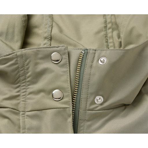 風を防ぐボタン&ファスナー仕様で寒さ対策