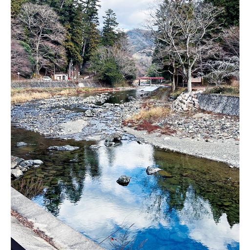 2種類の水のチカラでやわらかな風合いに KUROKIが本拠とする岡山県井原市は天然の軟水に恵まれた地。染色工程においては、この水を存分に用い、やわらかな風合いに仕上げます。その心地良い肌ざわりを保つため、セシールオリジナルのデニム素材は、ベトナムの軟水で洗いをかける工程を追加。卓越したクオリティを堪能できます。