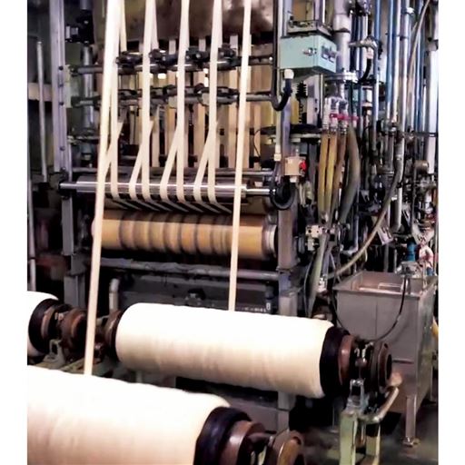 世界が注目する、デニムの聖地・岡山 日本屈指のデニム生産地、岡山県。染色、縫製など各工程を担う専門工場が連携しています。なかでも、KUROKIは海外の一流メゾンからも厚い信頼を得るデニム生地メーカー。染色から織り、仕上げに至るまで細部にこだわり、特別な価値を感じさせるデニムを追求し続けています。