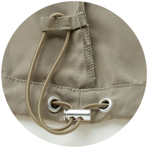 両脇裾にシルエットの変化を楽しめるドロスト付き