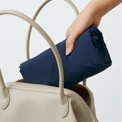 軽くて、シワになりにくいから小さくたたんで持ち運び便利