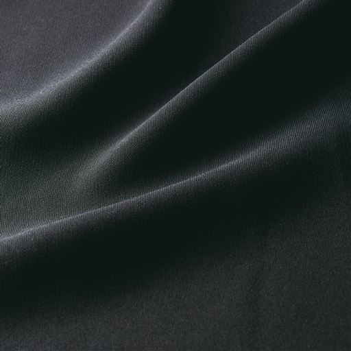 凛として美しい  「純黒」 濃く深みのある黒を風合い豊かに染め上げた日本製生地を使用。