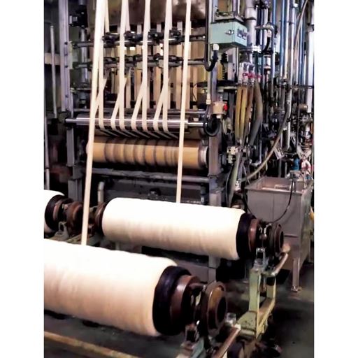 世界が注目する、デニムの聖地・岡山 日本屈指のデニム生産地、岡山県。染色、縫製など各工程を担う専門工場が連携しています。なかでも、KUROKIは海外の一流メゾンからも厚い信頼を得るデニム生地メーカー。染色から織り、仕上げに至るまで細部にこだわり、特別な価値を感じさせるデニムを追求し続けています。