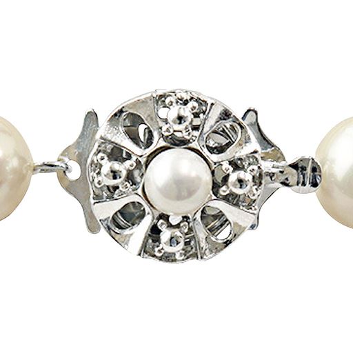 ホワイト<br>ネックレスの留め具はワンタッチで取り外しができるから、着脱もラクラク