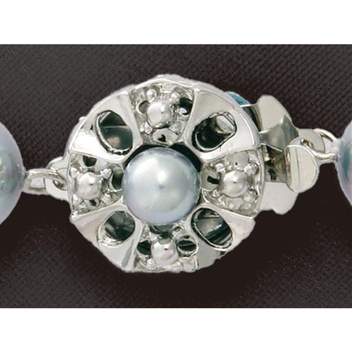 グレー<br>ネックレスの留め具はワンタッチで取り外しができるから、着脱もラクラク