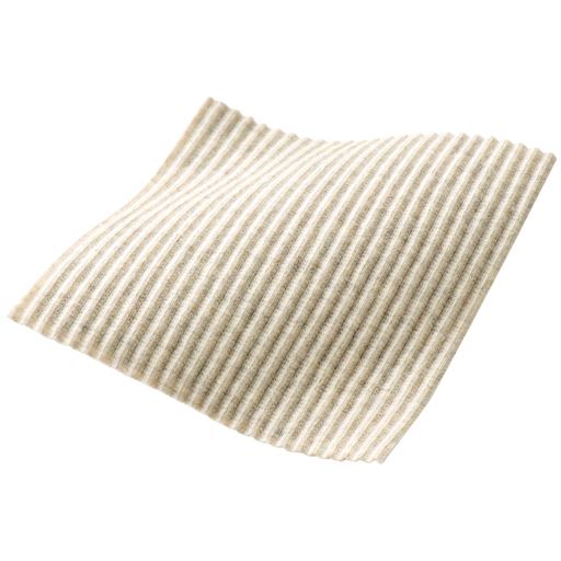 程よい肉厚でラインを拾いにくい伸縮性の高いリブ素材。 リブの凹凸でタテ長効果も