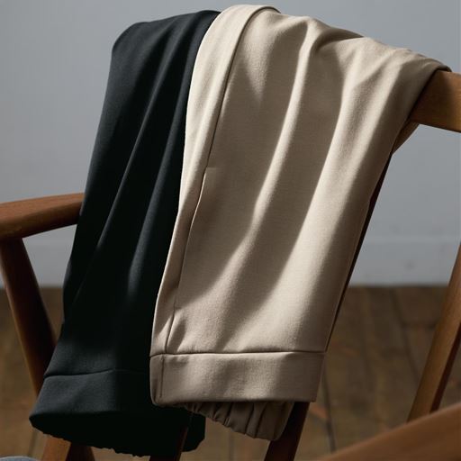 (左から)ブラック、ライトベージュ