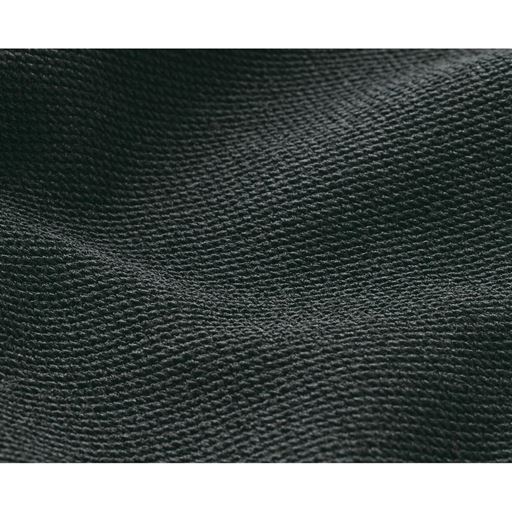 きちんとした装いに仕上げる程よいサイズ感の衿がポイント。どんなコーデにも合わせやすく、羽織り使いも◎。