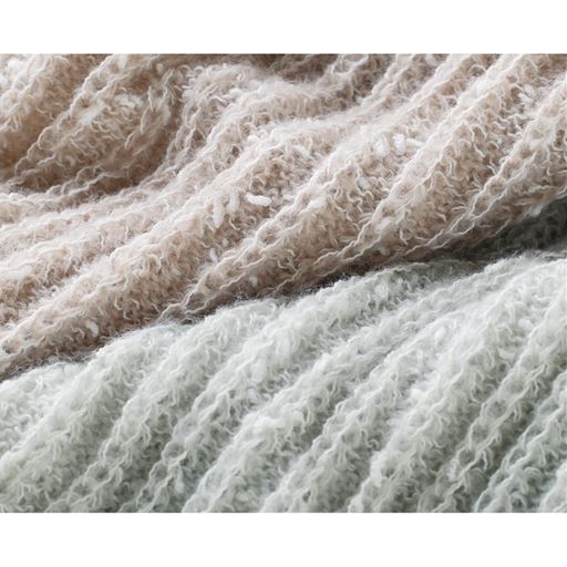 ネップ糸を使って表情豊かなニュアンス。深すぎないVネックが顔まわりをシャープに見せます。