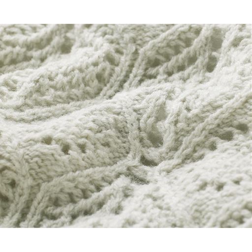 リーフ模様の透かし編みが春らしく、着心地も軽やか。抜け感を作る後ろスリットが着こなしの鮮度を上げます。