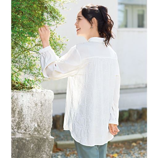 オフホワイト 後身頃刺しゅう入り