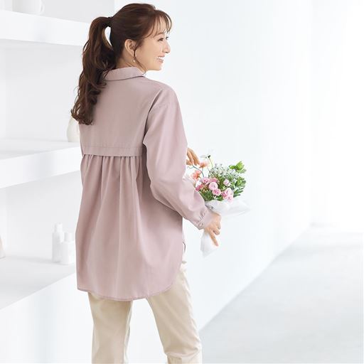 背中のギャザーで後ろ姿もおしゃれ