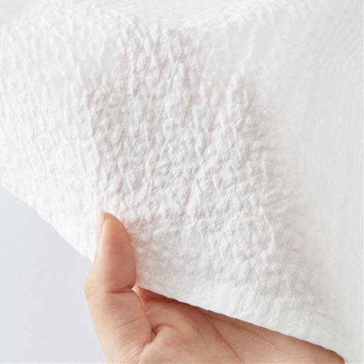 ポコポコとした凹凸感が特徴的な、肌離れの良いサッカー素材