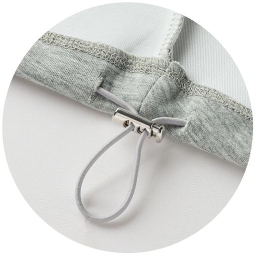 両脇裾のドロストでシルエット調整が可能