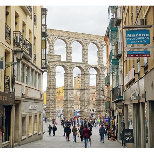 彩り鮮やかなプリント柄はヨーロッパでデザインされ、技術力・再現力に定評のある日本で作られました。