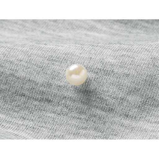 フロントに散りばめた小粒パール調ビーズが華やか。前後差のある丈やドロップショルダーでリラクシーな着心地。