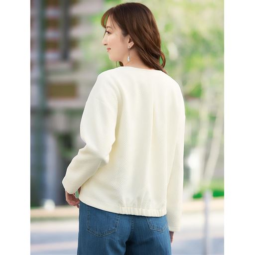 背中のタックとギャザーが、丸みのあるシルエットを作り、イマドキ感を演出。