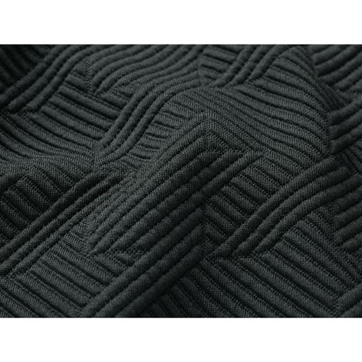 立体感のある大きめの千鳥柄が、カジュアルすぎない着こなしにマッチ。