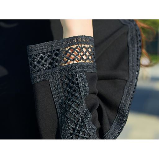 袖の優美なレース使いと袖口の上品な透け感が可憐な印象。ベーシックなシルエットでスッキリ見え。