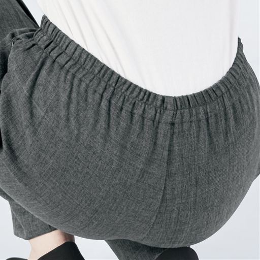 股上深めでかがんでも背中が出にくく、動きやすい