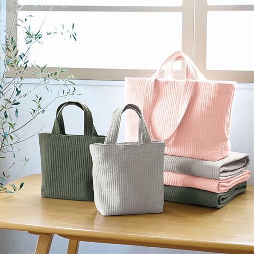 (左から)カーキM、グレーM、ピンクL