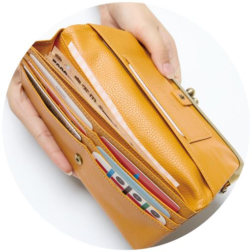 カードやお札チケットなどを仕分けできる内側ポケット<br>※イメージ