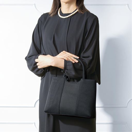 シンプルでエレガント 「桂由美」監修のフォーマルバッグ
