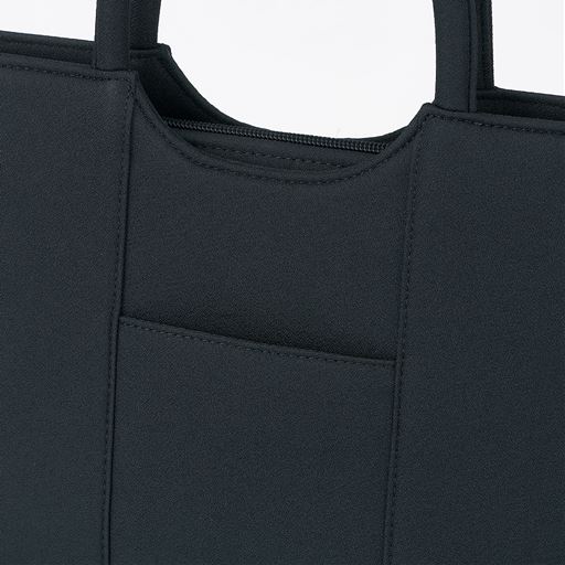 背面にもオープンポケット付き。ちょっとした小物の収納に便利。